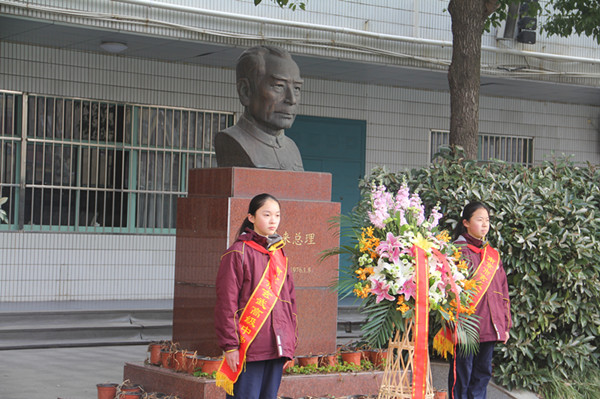 玄武高级中学举行“弘扬恩来精神 共筑青春梦想”主题晨会.jpg