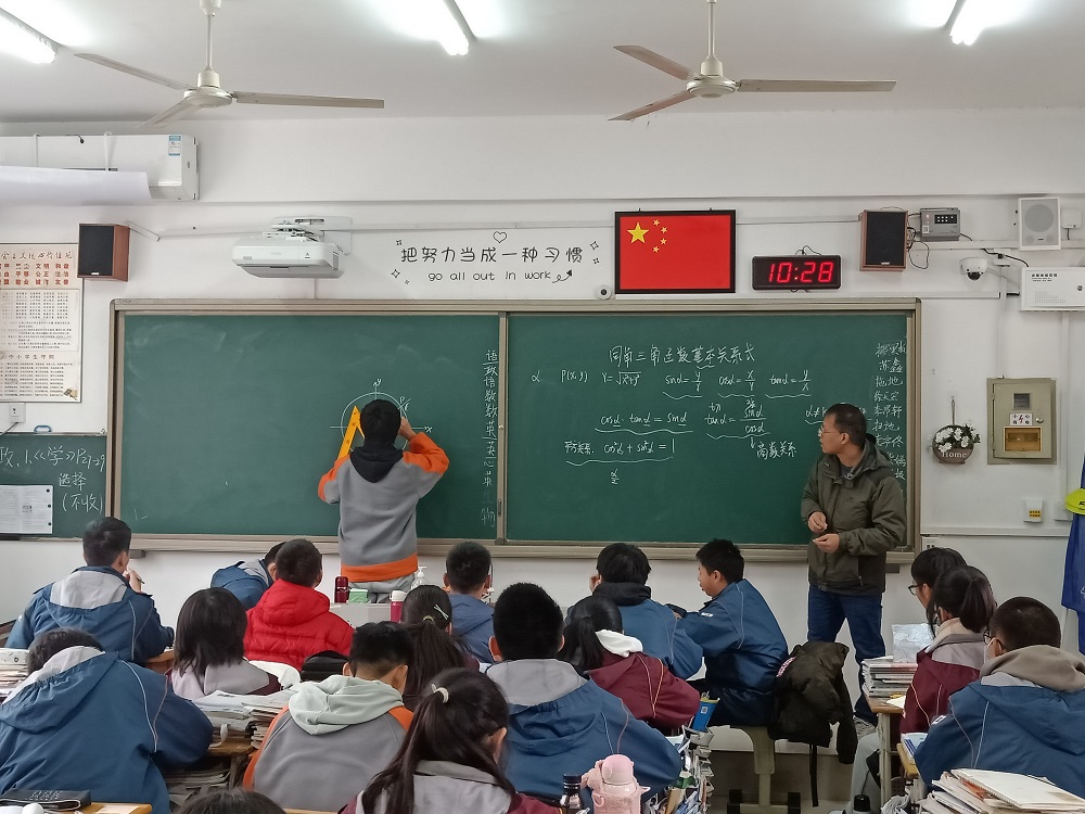 玄武高级中学开展基于“三主四步”课堂教学范式下的教学研究.jpg